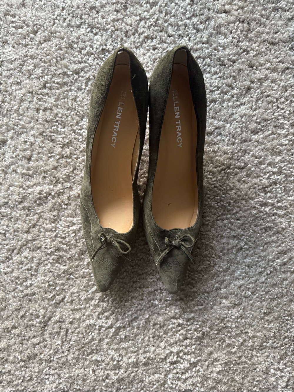 Ellen Tracy Olive Suede Pointed Toe Pumps with Bow